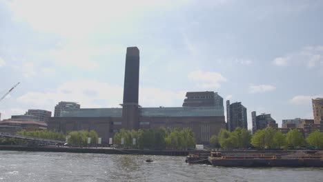Blick-Vom-Boot-Auf-Die-Themse-Mit-Dem-Tate-Modern-Gebäude-Auf-Die-Skyline-Von-London